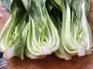 2、蒜香蚝汁青菜,洗好，对半切