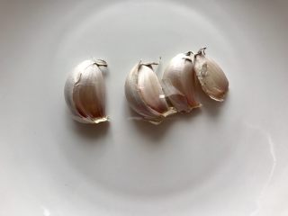 3、蒜香蚝汁青菜,准备4瓣蒜头