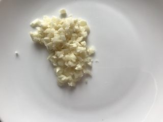 4、蒜香蚝汁青菜,用刀拍一下，将蒜皮去掉，切碎备用即可