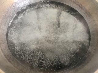 5、蒜香蚝汁青菜,净锅加1000g水，15g菜籽油