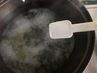 6、蒜香蚝汁青菜,如图勺子大小，3勺20g，水烧开沸腾