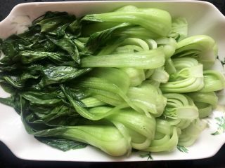 9、蒜香蚝汁青菜,将焯熟的青菜沥干捞出