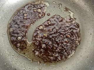 11、蒜香蚝汁青菜,倒入蚝油30g，料酒20g