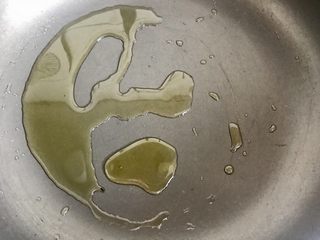 10、蒜香蚝汁青菜,净锅倒入菜籽油30g