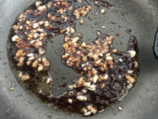 12、蒜香蚝汁青菜,加入提前切好的蒜碎，小火翻炒