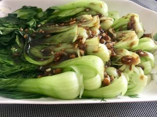 14、蒜香蚝汁青菜,将汤汁均匀的淋在提前焯熟的青菜表面即可