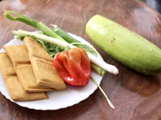 1、香干辣炒西葫芦,首先备齐所有的事情。