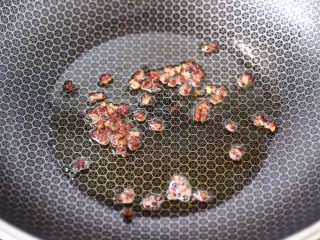 4、香干辣炒西葫芦,锅烧热后倒入花生油烧热后，先小火把花椒慢慢炸香捞出不用。