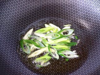 5、香干辣炒西葫芦,大火爆香蒜苗和葱丝。