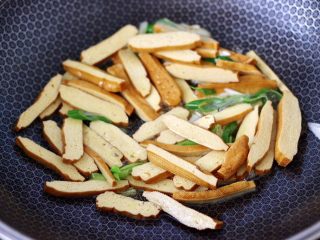 6、香干辣炒西葫芦,放入香干慢慢翻炒片刻。