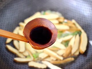 7、香干辣炒西葫芦,加入生抽调味调色。