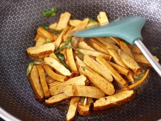 8、香干辣炒西葫芦,小火继续慢慢煎至金黄色，盛出备用。