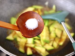 11、香干辣炒西葫芦,再加入适量的盐调味。