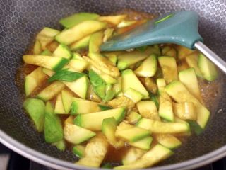 12、香干辣炒西葫芦,大火继续快速翻炒均匀，看见西葫断生变软出汁的时候。