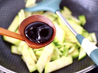 10、香干辣炒西葫芦,加入蚝油调味调色。