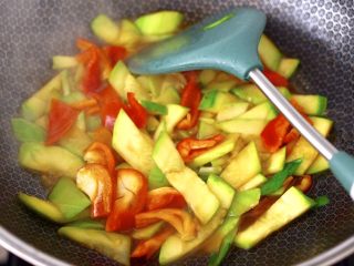 13、香干辣炒西葫芦,加入红椒继续快速翻炒片刻。