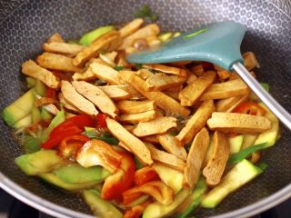 14、香干辣炒西葫芦,加入煎好的香干，大火继续翻炒均匀。