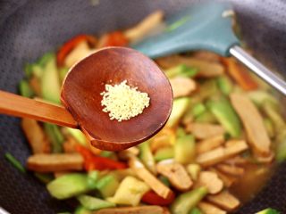 15、香干辣炒西葫芦,最后加入鸡精增加口感。