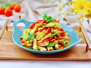 17、香干辣炒西葫芦,好吃又营养丰富的香干辣炒西葫芦就出锅咯，下饭又下酒菜，宅在家里多吃一些蛋白质和蔬菜对身体更有好处哟。