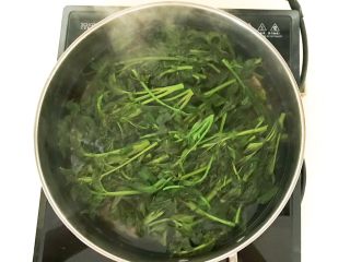 3、香椿系列之一 香椿豆卷蘸酱菜,锅里加入冷水,水开后加入香椿,焯水1分钟