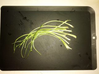 7、香椿系列之一 香椿豆卷蘸酱菜,摘取香菜叶子,留下香菜茎备用