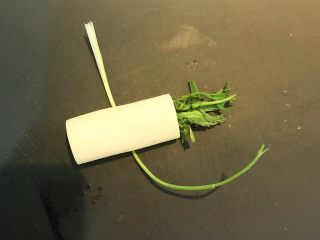 11、香椿系列之一 香椿豆卷蘸酱菜,用豆皮把香椿裹住卷起来,用香菜茎捆住即可,豆卷香椿做好了