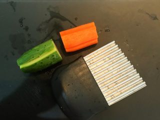 12、香椿系列之一 香椿豆卷蘸酱菜,黄瓜一小段,胡萝卜一小段