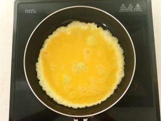 16、香椿系列之一 香椿豆卷蘸酱菜,炒锅烧热后加入1勺大豆色拉油,油烧热后加入鸡蛋液