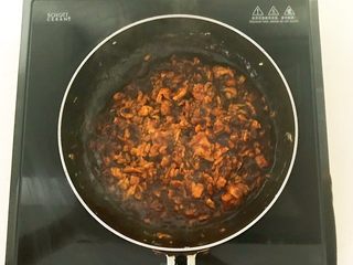 19、香椿系列之一 香椿豆卷蘸酱菜,炒匀即可,鸡蛋酱做好了