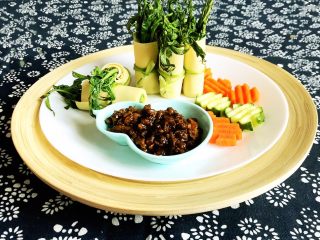 20、香椿系列之一 香椿豆卷蘸酱菜,把香椿豆卷,黄瓜片和胡箩卜片,鸡蛋酱放入盘中