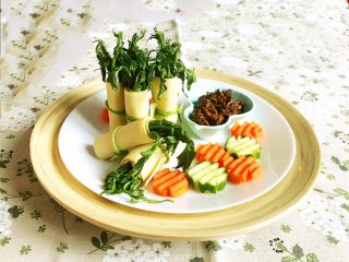 21、香椿系列之一 香椿豆卷蘸酱菜,香椿豆卷蘸酱菜做好了,这是一道非常独特的蘸酱菜~