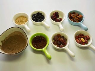 1、自制龟苓膏,提前准备好食材，菜菜屋直接在网上买的龟苓膏粉，这样就很省时间啦