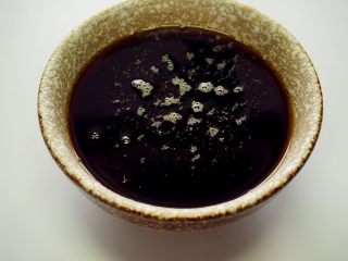 4、自制龟苓膏,因为龟苓膏略带苦味，所以菜菜屋打算用红糖水泡着吃，把红糖放入碗内倒适量清水，然后放入蒸锅中蒸化（按照个人甜度添加水的用量，喜欢浓一点的就少放水，做成红糖浆；喜欢淡一点的就多放水，做成红糖水）