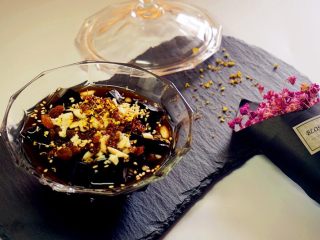 6、自制龟苓膏,最后将所有辅料铺在龟苓膏上，淋上红糖水和桂花蜜，吃的时候搅拌一下即可