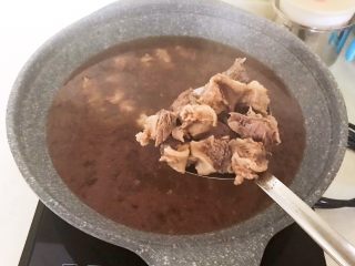 5、啤酒牛腩煲,烧开后焯水5分钟