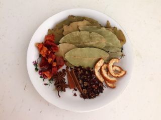 7、啤酒牛腩煲,准备辅料：香叶，花椒粒，陈皮，八角，桂皮和干红辣椒