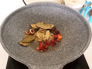 10、啤酒牛腩煲,油烧热后加入辅料，小火煸炒出香味