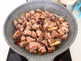 12、啤酒牛腩煲,加入牛腩，翻炒2分钟