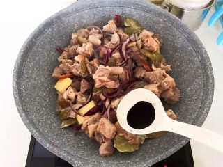 14、啤酒牛腩煲,加入老抽