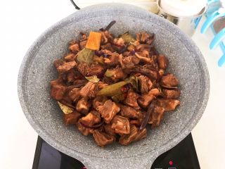 17、啤酒牛腩煲,翻炒均匀