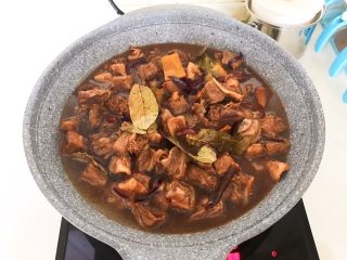 18、啤酒牛腩煲,加入五大连池矿泉啤酒，啤酒没过食材，我用了4罐啤酒