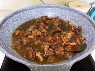 22、啤酒牛腩煲,调匀即可