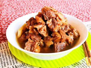 24、啤酒牛腩煲,啤酒牛腩煲肉筋相连，有啤酒酒花的独特香味，口感独特，非常完美~