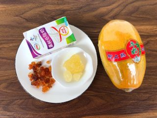 1、木瓜桃胶牛奶,食材合影