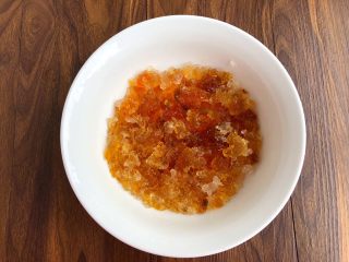 3、木瓜桃胶牛奶,桃胶浸泡好，清洗掉里面的杂质，再清洗干净，沥干水放入碗里待用。