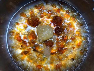 5、木瓜桃胶牛奶,取一个没有油的锅，放入300ml纯净水烧开，再把桃胶和冰糖一起放入煮5分钟，至冰糖融化。