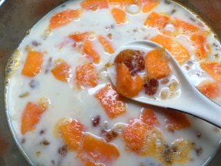 8、木瓜桃胶牛奶,煮沸腾以后，搅拌均匀，即可关火。