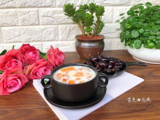 9、木瓜桃胶牛奶,好喝的木瓜桃胶牛奶汤炖好了，非常好喝，美白祛斑效果特别好，喜欢的宝宝赶紧做起来。