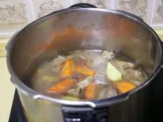 16、胡萝卜土豆炖牛肉,为了缩短烹饪时间，可移入高压锅炖煮