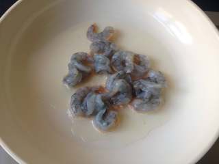 8、虾仁蛋饼,平底锅中倒入适量油,油温热后倒入腌制好的虾仁